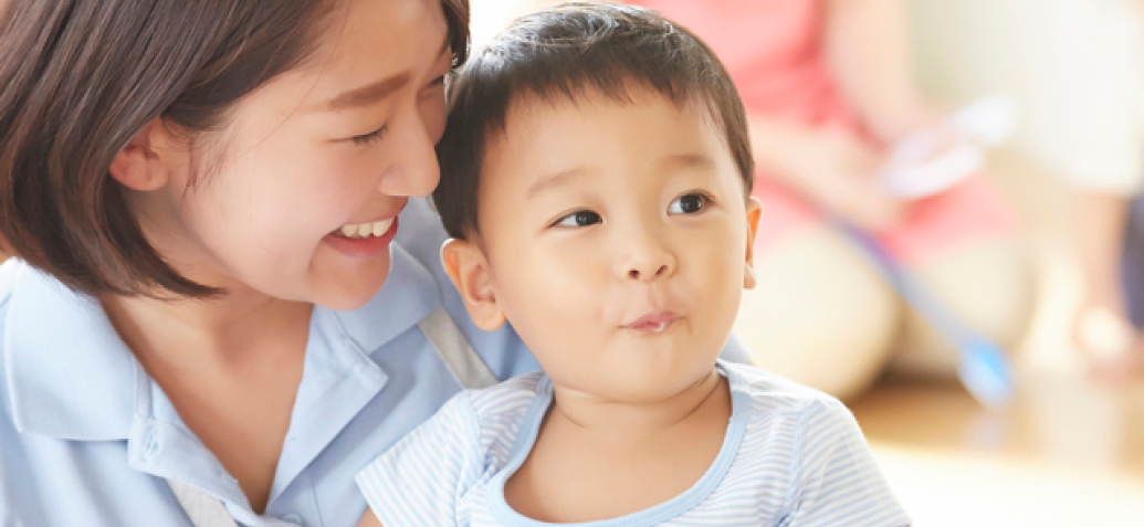 家族と一緒に過ごしながら学ぶイメージ