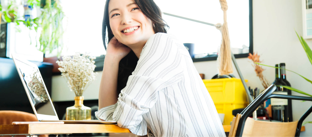 笑顔でパソコンに向かう女性